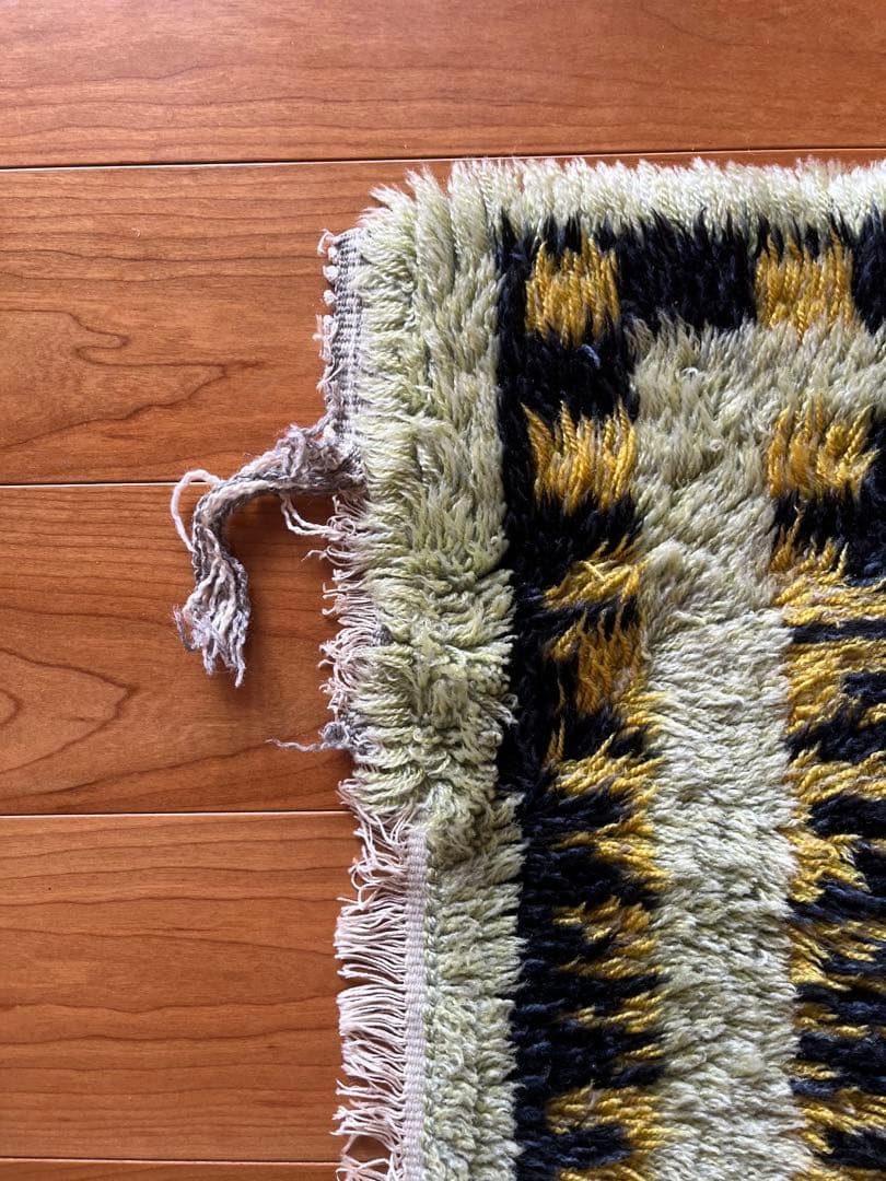 葉リーフモチーフのラグ・カーペット　北欧ビンテージ