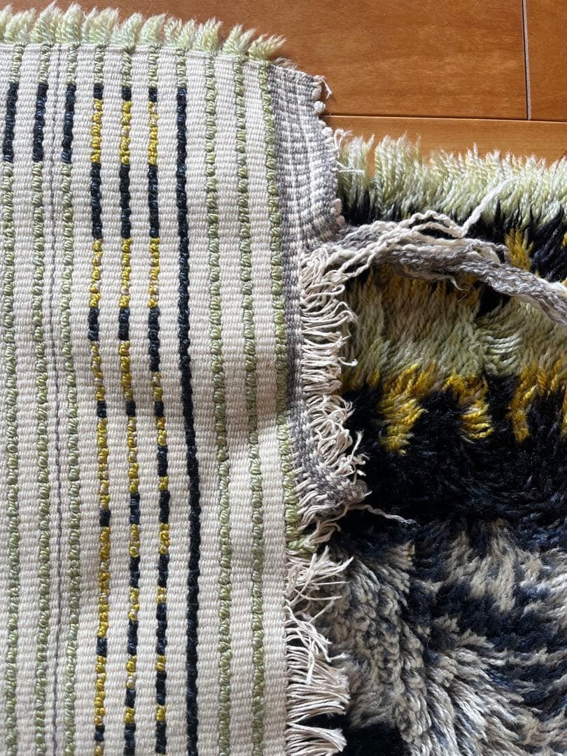 葉リーフモチーフのラグ・カーペット　北欧ビンテージ