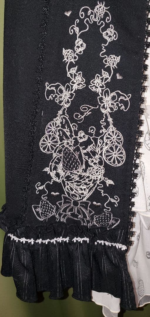 【希少】h.naoto frill 黒と白の夏の果実刺繍入り半袖ワンピース