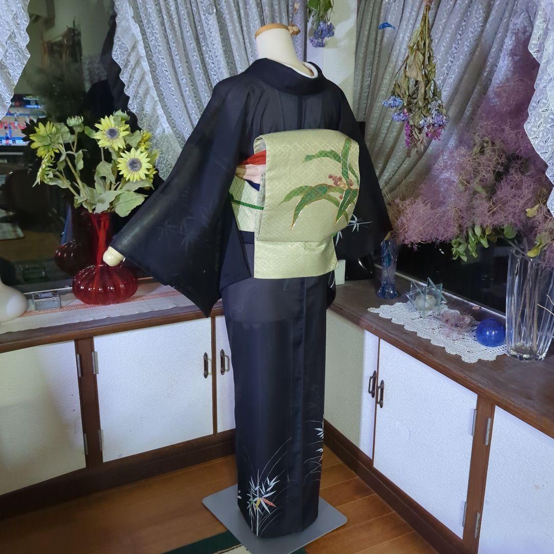 黒の地に清々しく描かれます笹竹が粋な絵模様を見せる洗える絽のお着物です