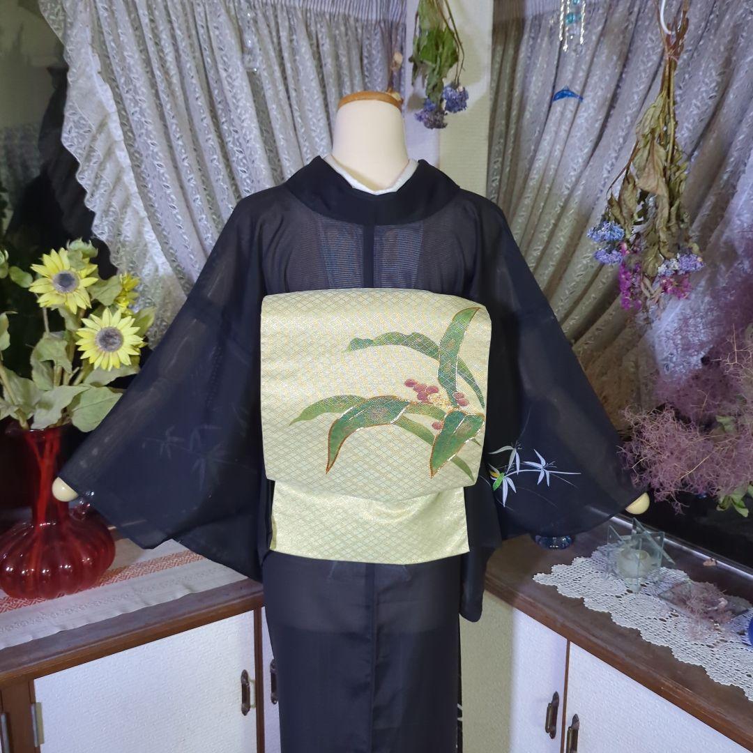 黒の地に清々しく描かれます笹竹が粋な絵模様を見せる洗える絽のお着物です