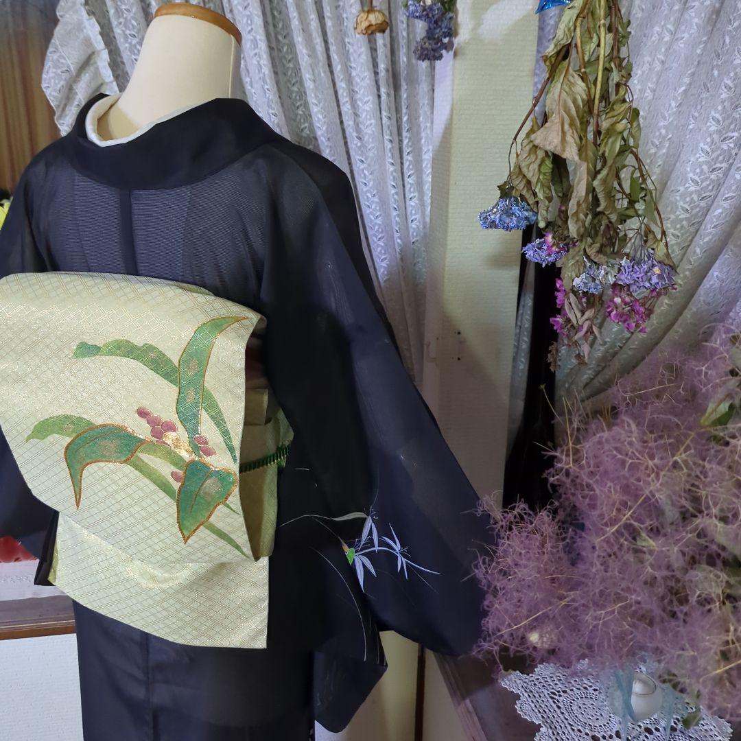 黒の地に清々しく描かれます笹竹が粋な絵模様を見せる洗える絽のお着物です