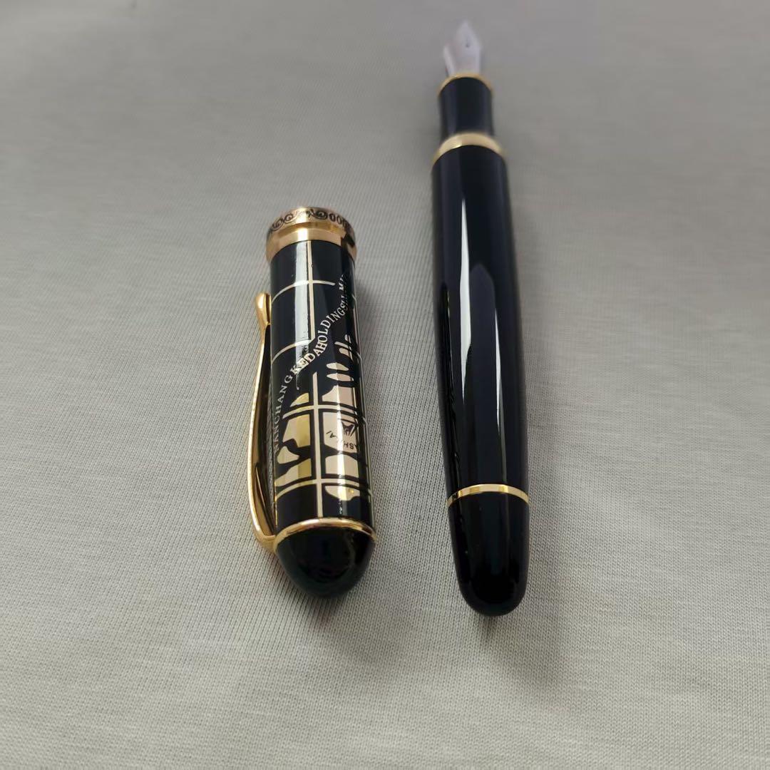 黒色万年筆 ゴールド装飾付き