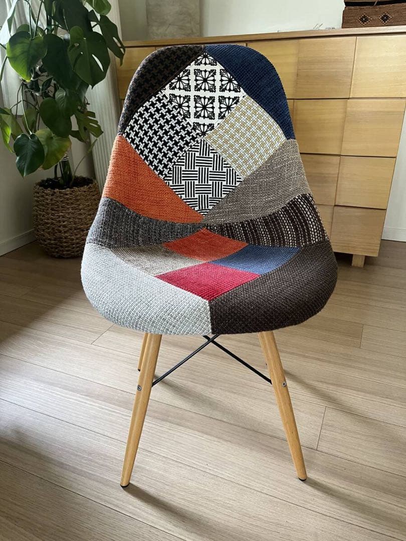 パッチワークデザインの椅子