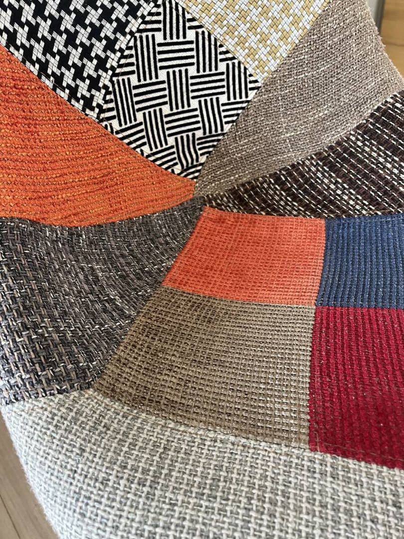 パッチワークデザインの椅子