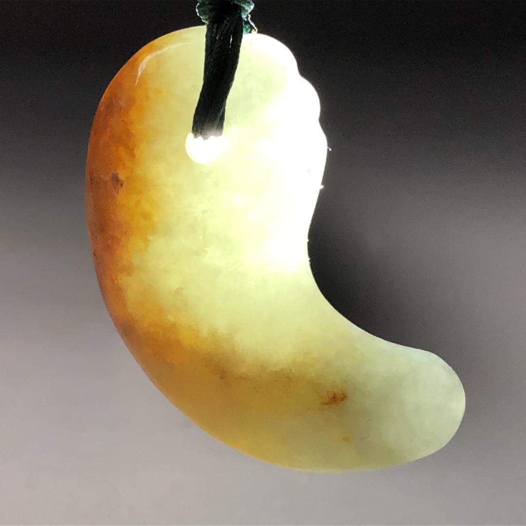 勾玉　本翡翠 ペンダント ネックレス 　木箱付き