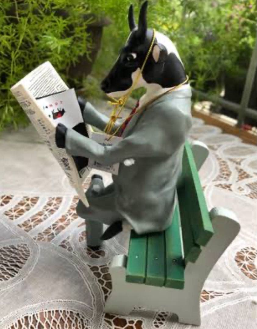 【お年玉価格】カウパレード　新聞を読むウシ　#11565