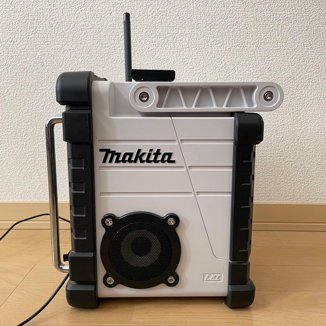 極美品✨　マキタ 充電式ラジオ MR102 ACアダプタ付き　白
