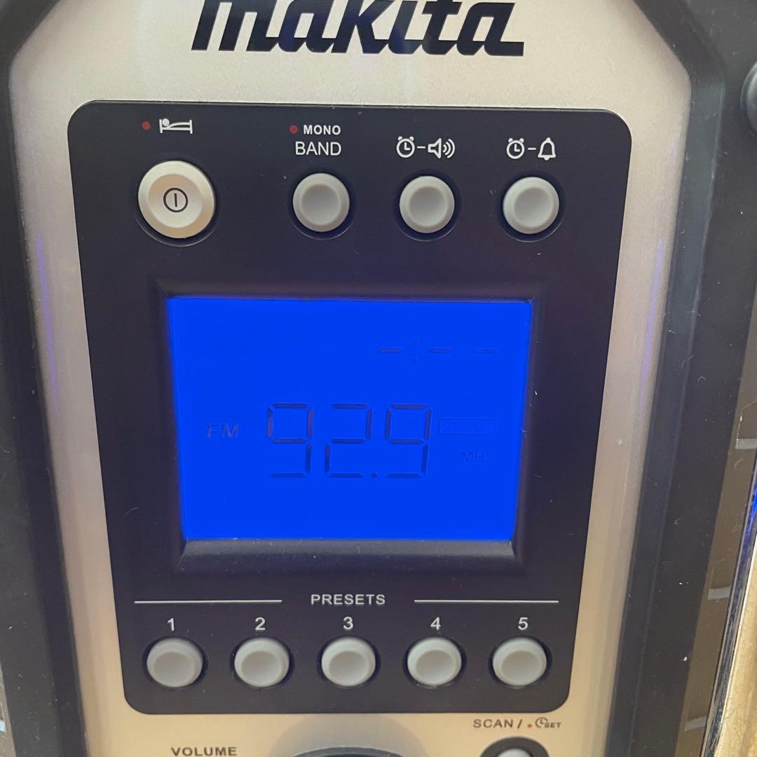 極美品✨　マキタ 充電式ラジオ MR102 ACアダプタ付き　白