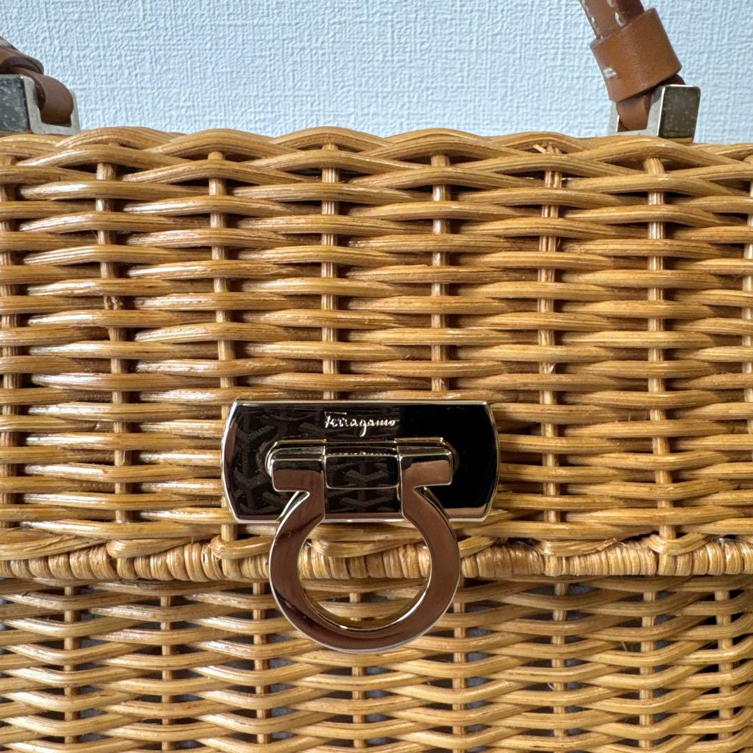ルヴァトーレフェラガモガンチーニ ストロー かごバッグ　ロゴ ハンドバッグ