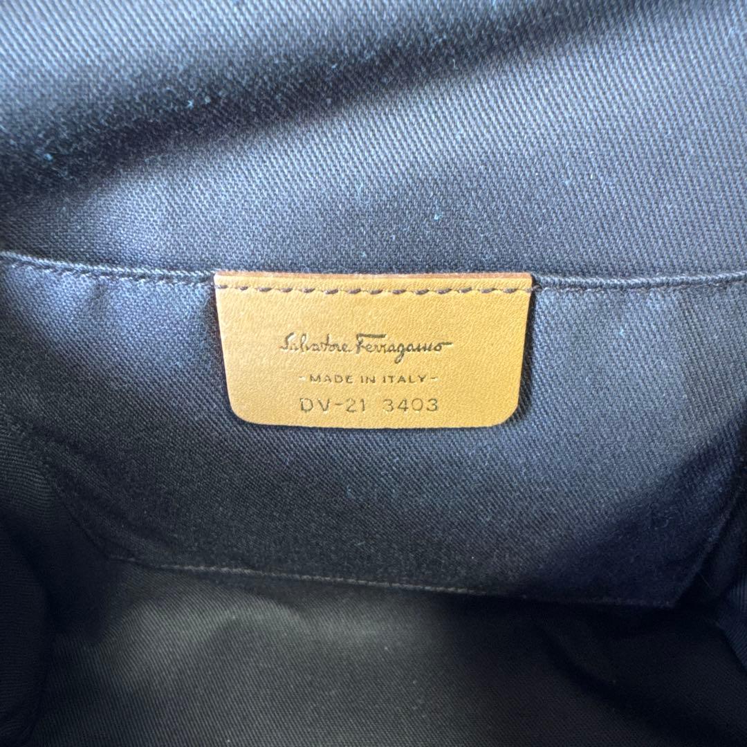 ルヴァトーレフェラガモガンチーニ ストロー かごバッグ　ロゴ ハンドバッグ