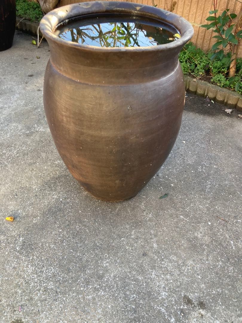 時代物 陶器の大型甕 古い壺 。茶褐色。和モダン 高さ64センチ
