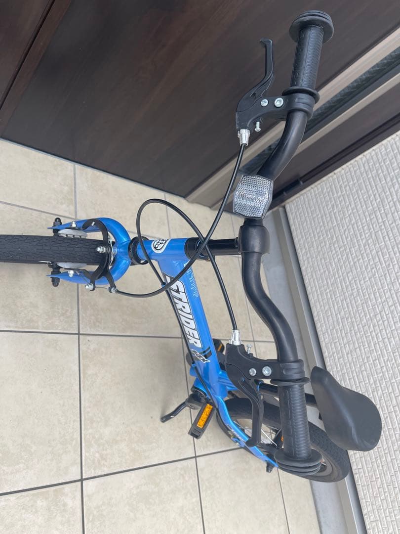 STRIDER 14x ストライダー、ブルー、スタンド付き。