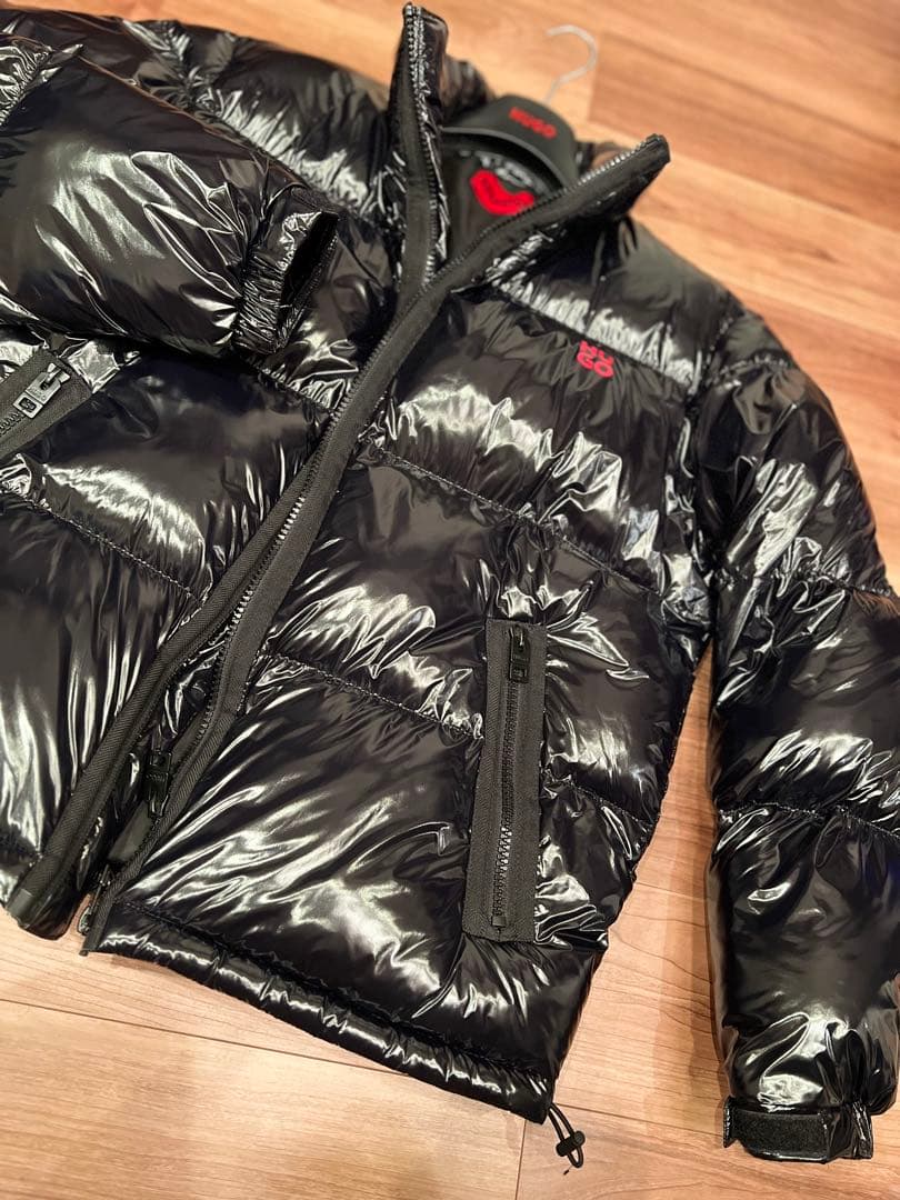 【美品】HUGO 光沢のあるブラックのパファーダウンジャケット　メンズ