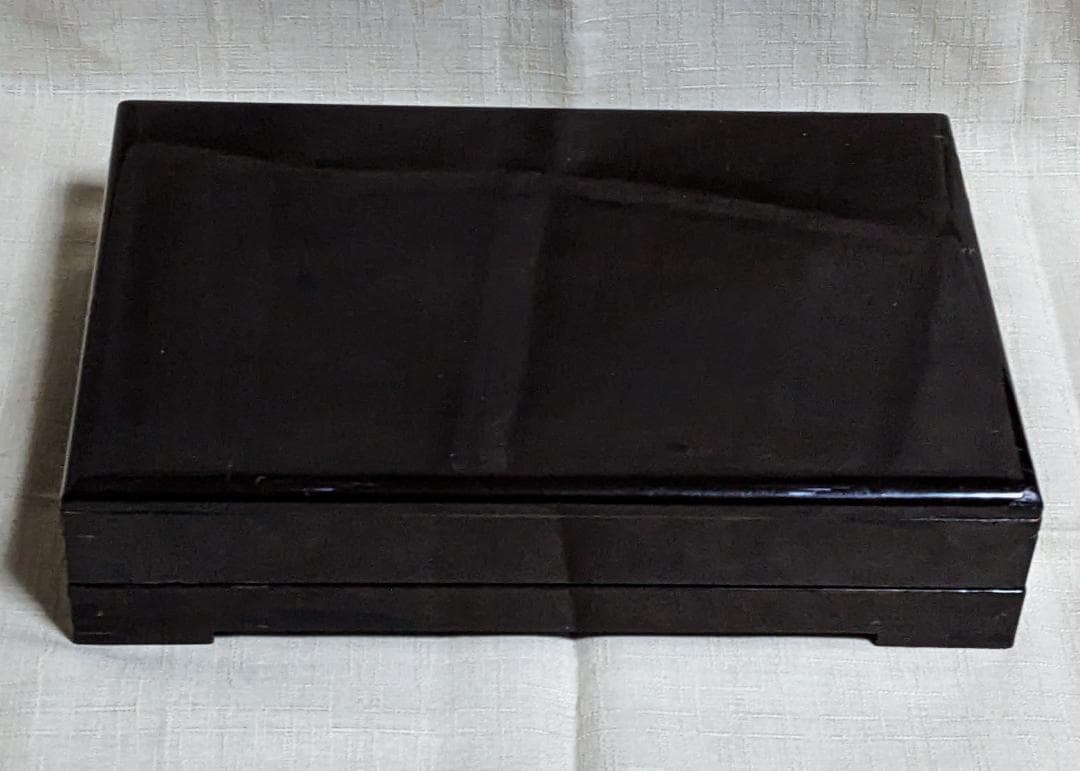 ■歙州硯■蒼黒中に穏やかな水波細羅紋■雷文彫琢の門字長方硯■約8吋■唐木箱