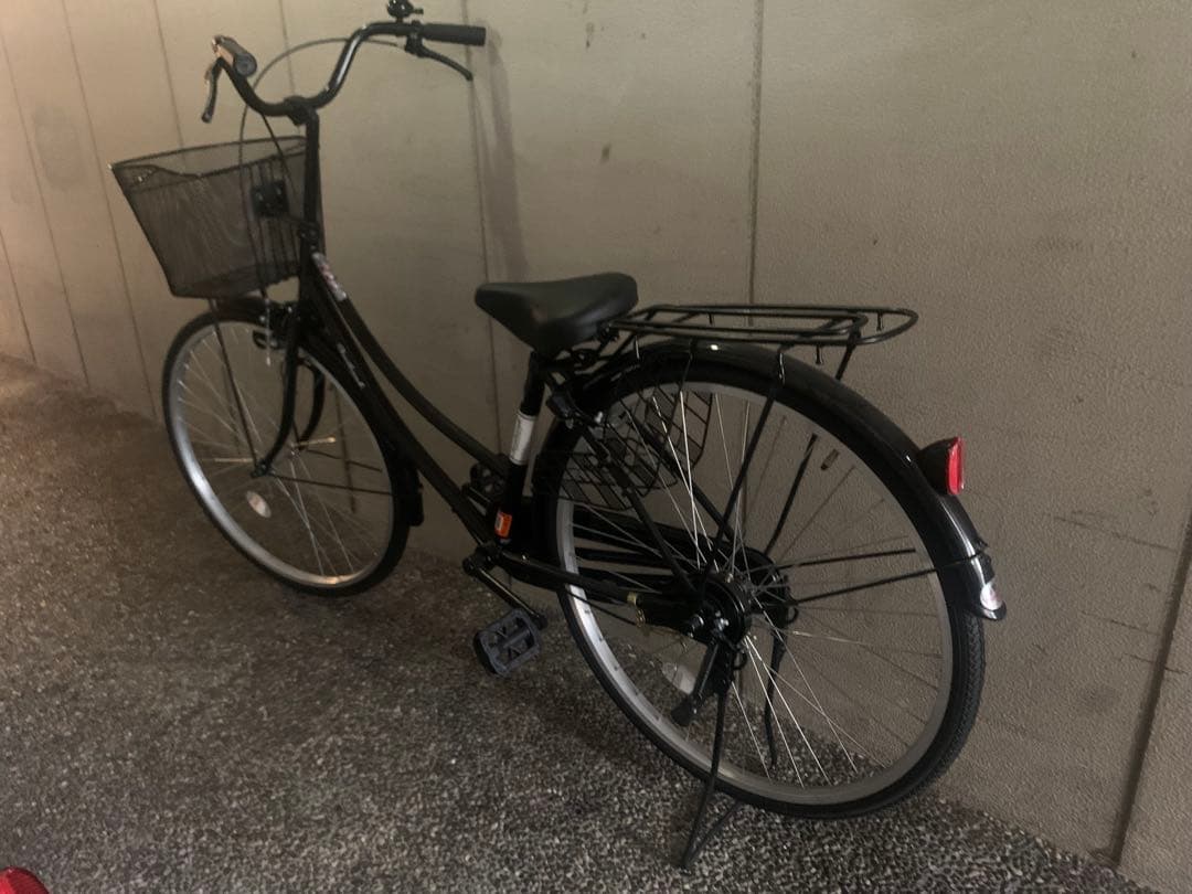 黒いシティサイクル 26インチ 前面バスケット付き