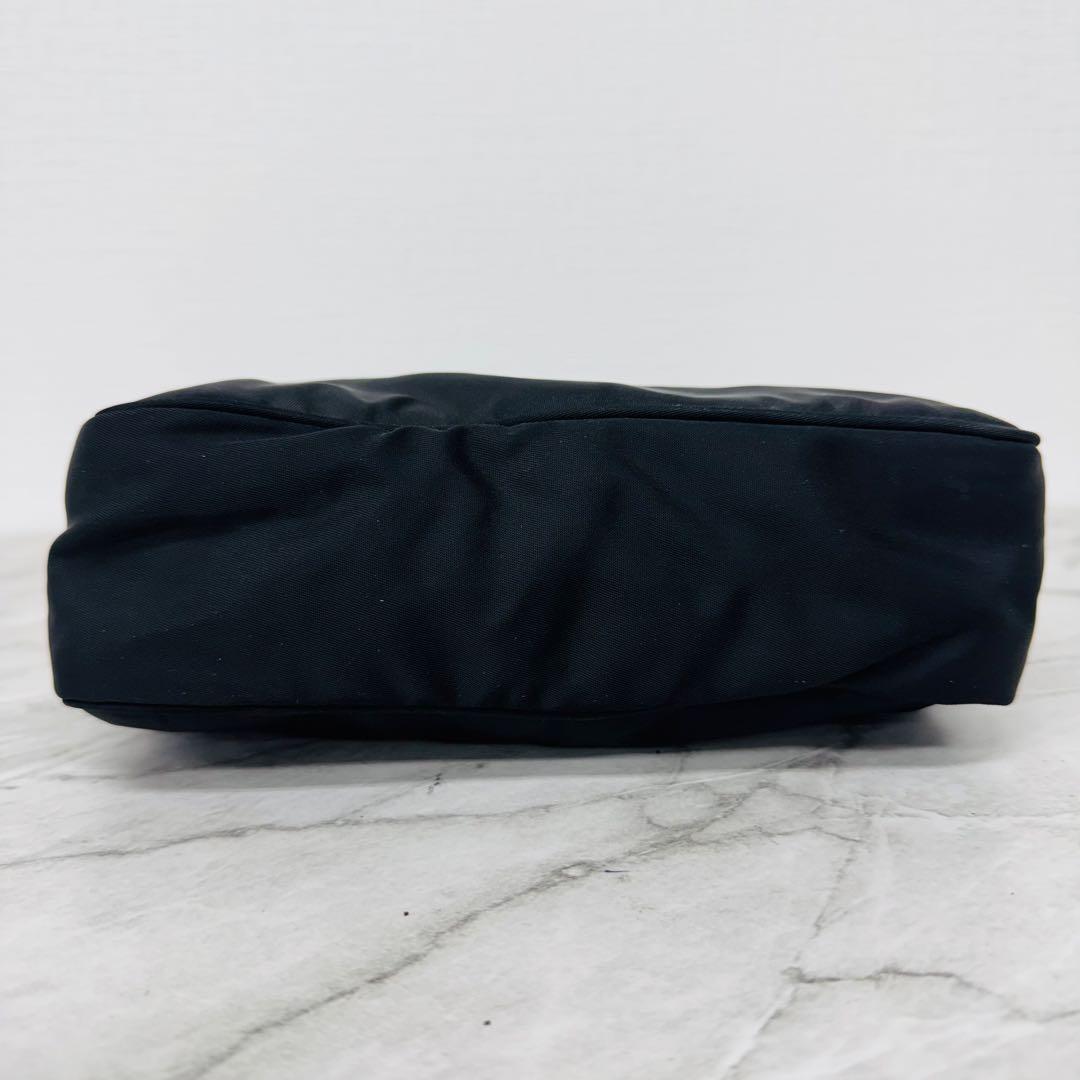 ✨PRADA✨プラダ✨ハンドバッグ✨ハーフムーン✨ナイロン✨三角ロゴプレート✨