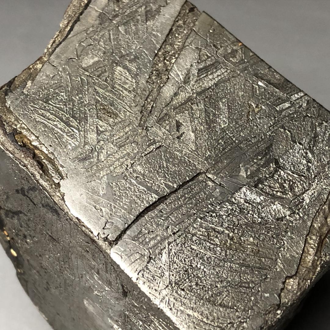 アルタイ隕石　エンドカット 鉄隕石　外皮付き隕石　原石　重さ約455ｇ