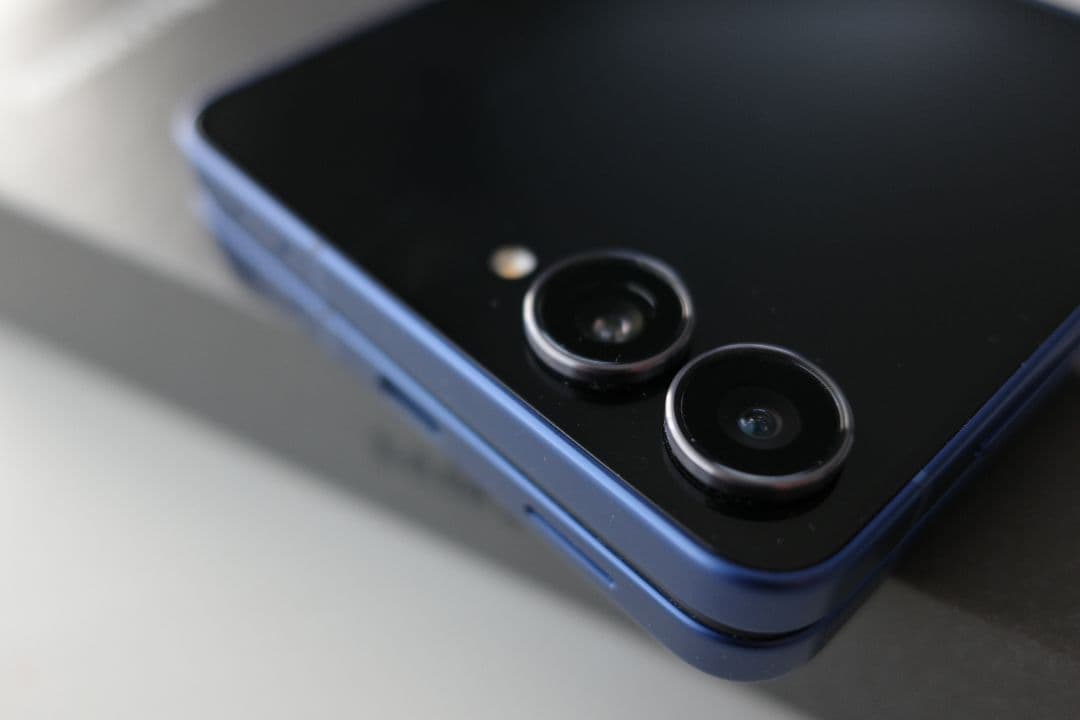 最新Samsung Galaxy ZFlip7 ブルー