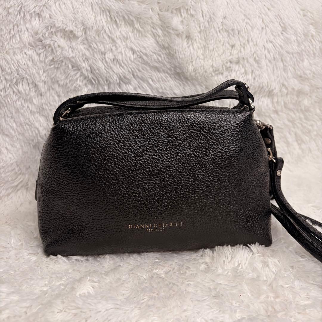 極美品✨ GIANNI CHIARINI アリファS ブラックショルダーバッグ