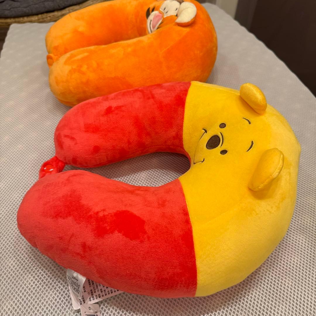 プーさんとティガーのネックピロー枕まくらトラベルピローディズニー　Disney