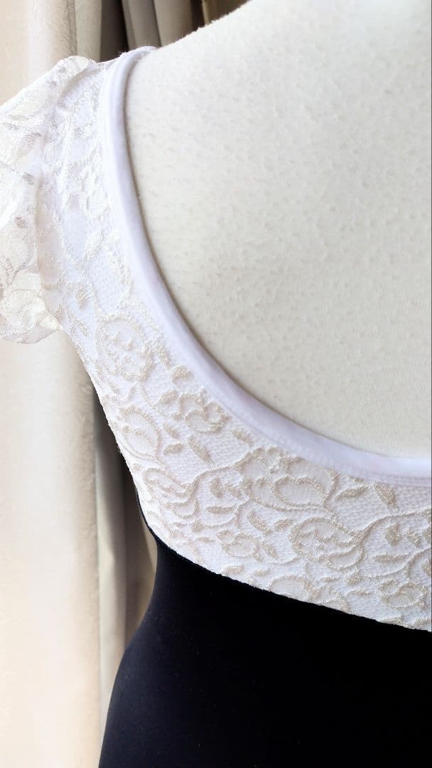 S～Mサイズ／チューリップ柄レースの胸元ギャザーが豪華な娘役レオタード白黒