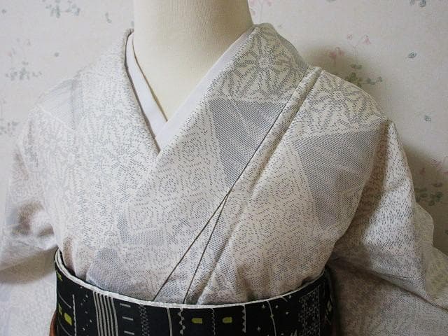 白大島紬：美品：幾何学模様：袷着物：トールサイズ：正絹：P25