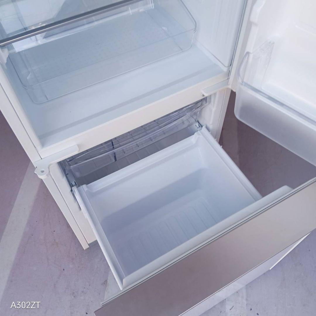 D083 送料設置無料 SHARP　ガラスデザイン冷蔵庫　137L