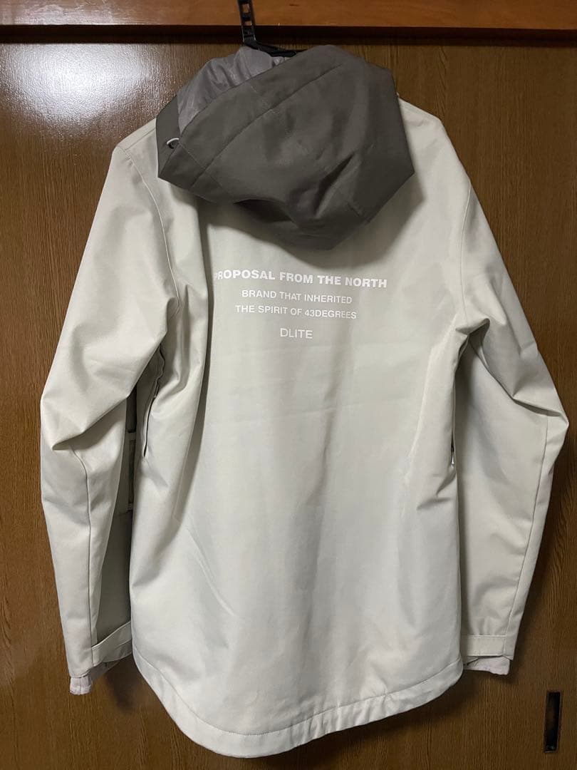 DLITE スノボウェア フード付きホワイトジャケットブラックズボン