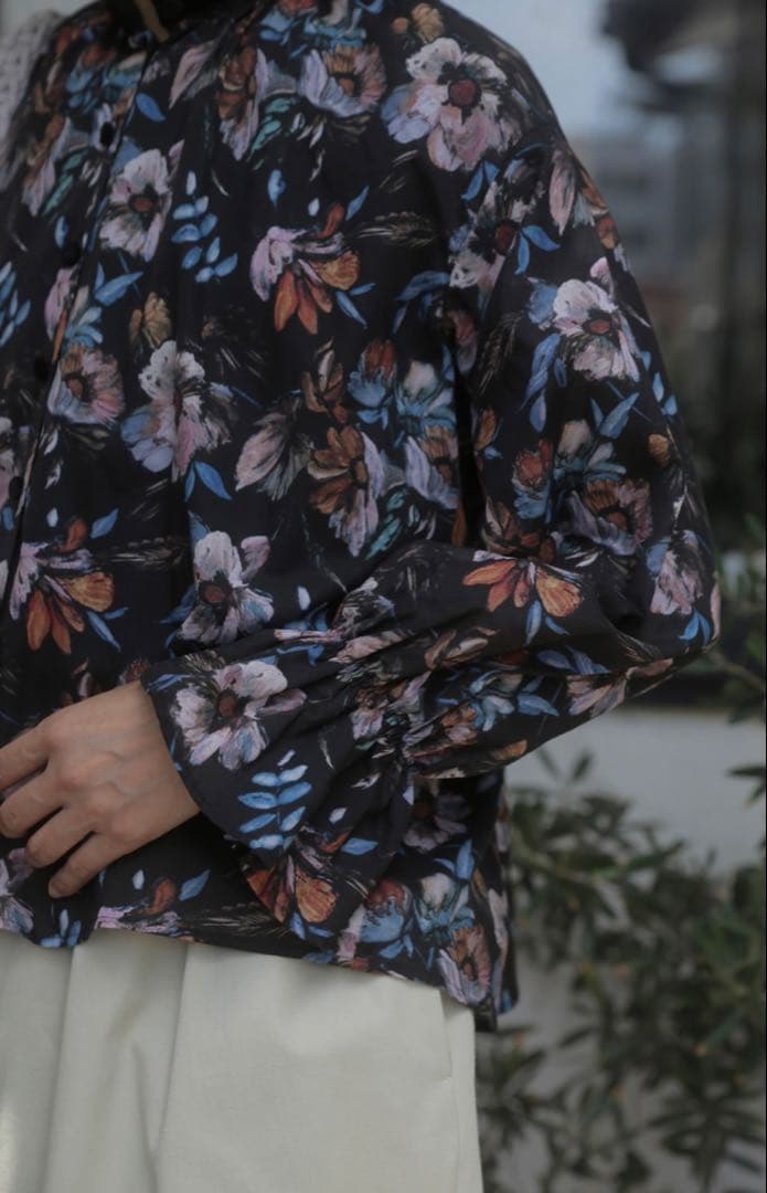 SUSURI ススリ　メロフォンブラウス 2025AW ブラック　フラワー