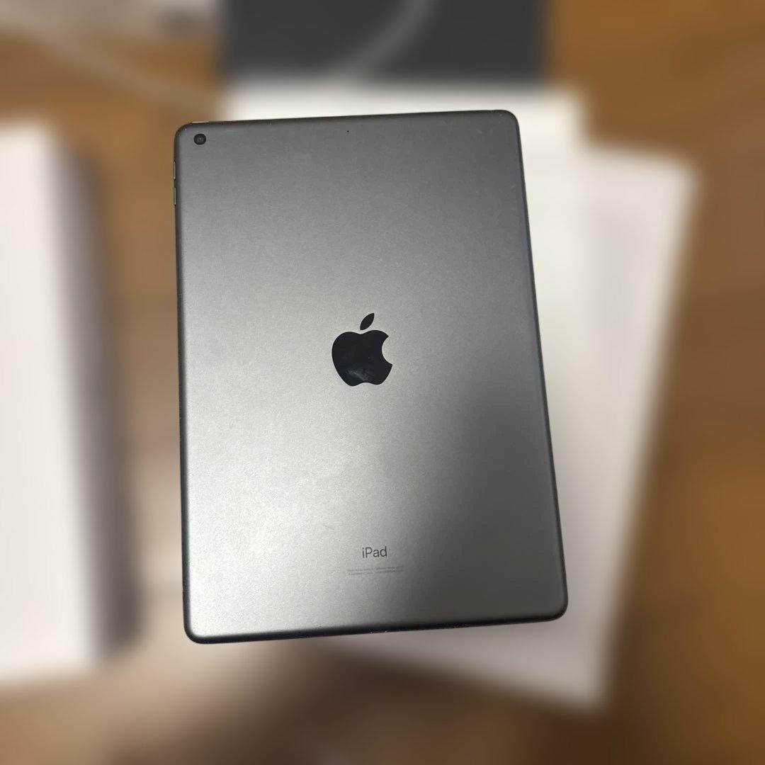 iPad 第8世代 128GB WiFiモデル、ケース付き