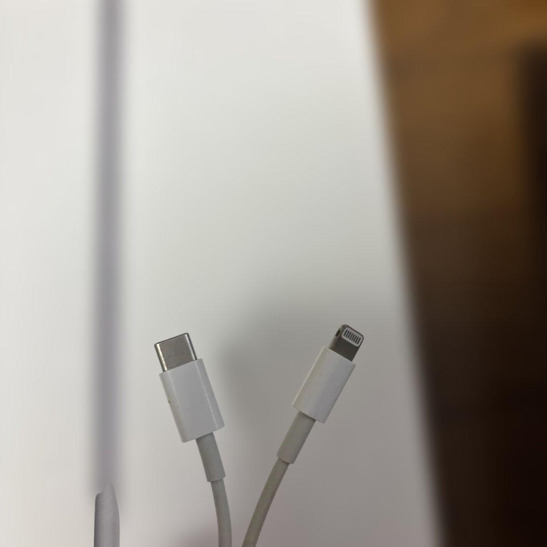 iPad 第8世代 128GB WiFiモデル、ケース付き