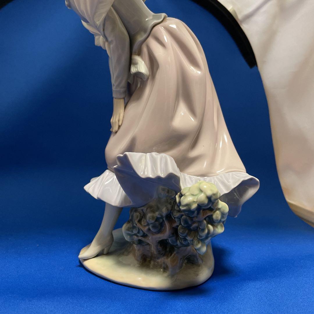 希少　リヤドロ　木の上で屈む女性　スカーフなびく女性