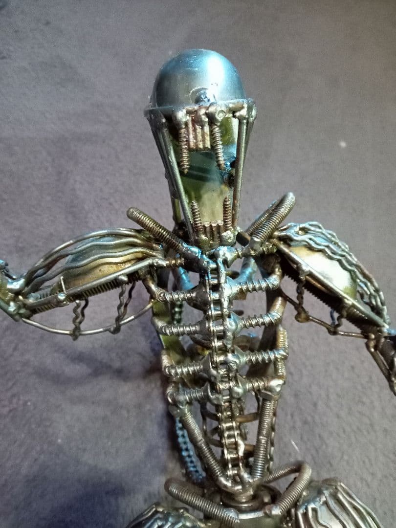 メタルアート　エイリアン　廃材アート