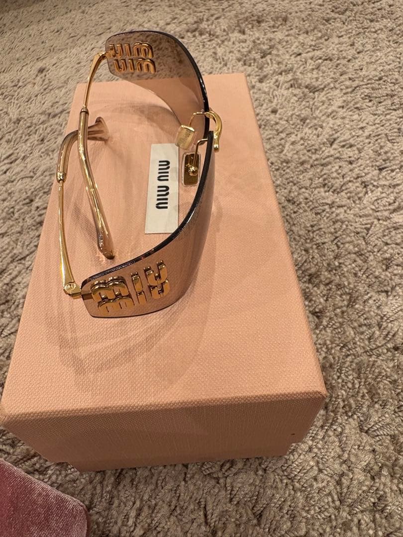 出品終了します。美品！！MIU MIU ゴールドフレーム サングラス