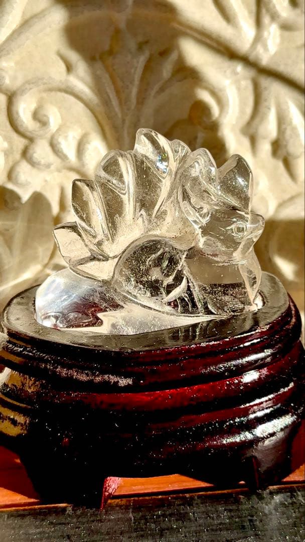 中心の尾に虹✨天然無垢水晶 九尾の狐 彫刻 台座付