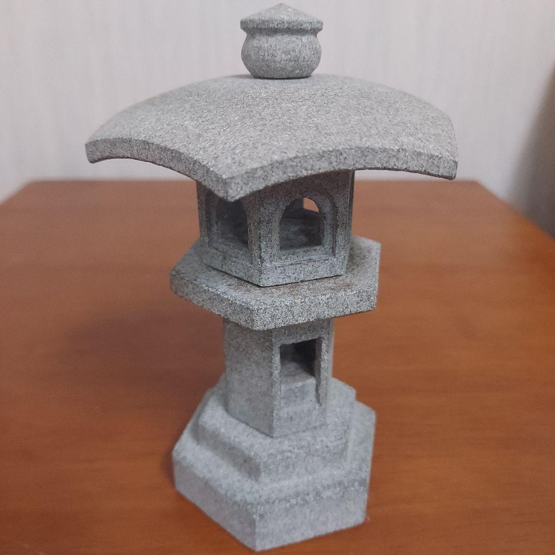 グレーの伝統的な燈籠 約15cm