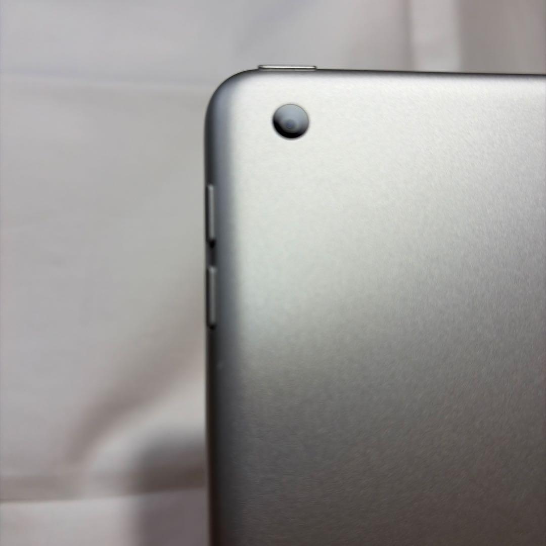 Apple iPad (第8世代) シルバー 32GB wifi モデル