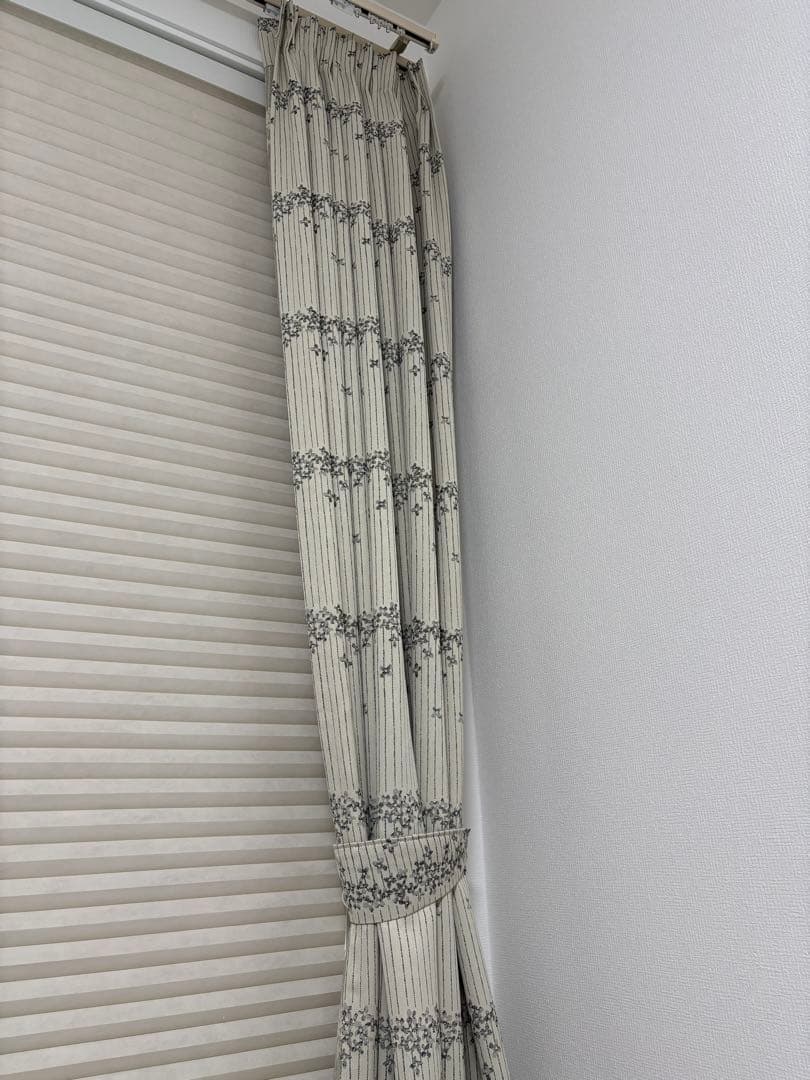 シンコール　ストライプ花柄カーテン