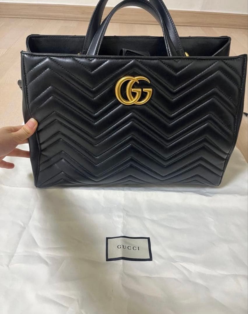 GUCCI GGマーモント キルティング ミディアム トップハンドルバッグ