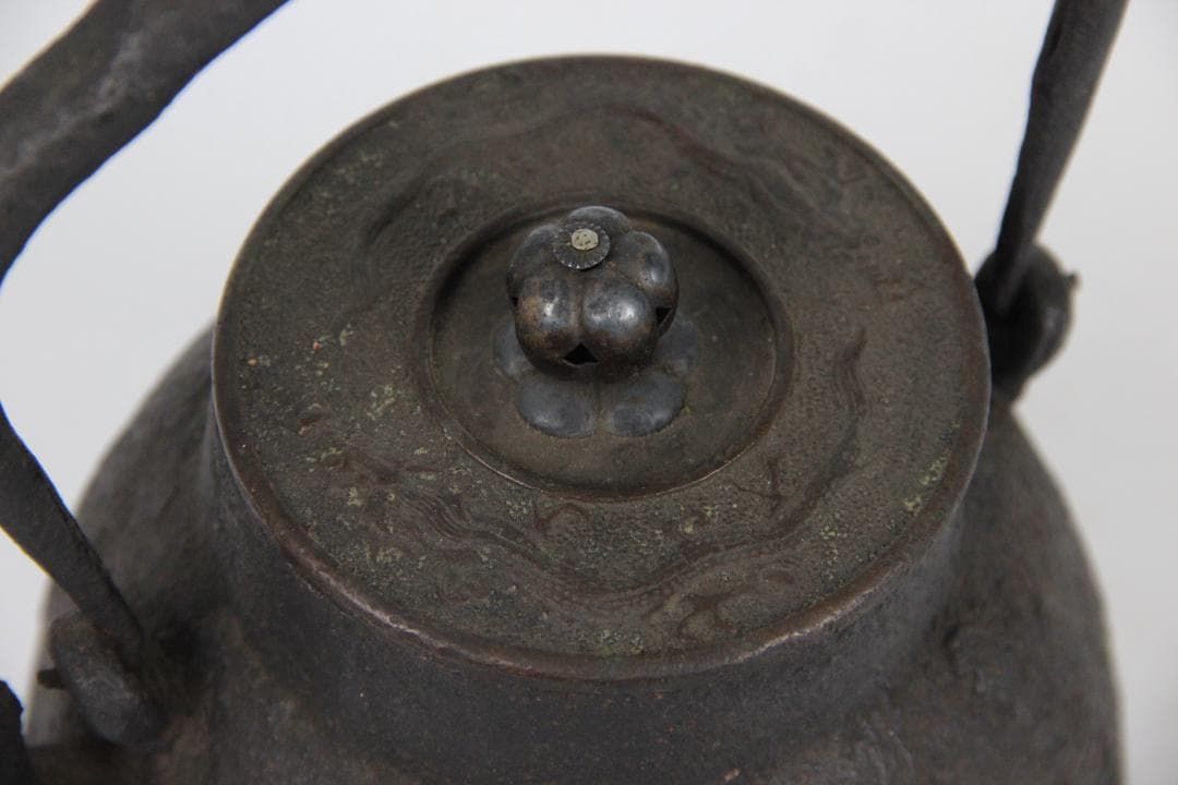 時代 鉄瓶 寿龍堂 造 饕餮紋 獣口 銅蓋 銀摘み　容量約900ml FJ9-1