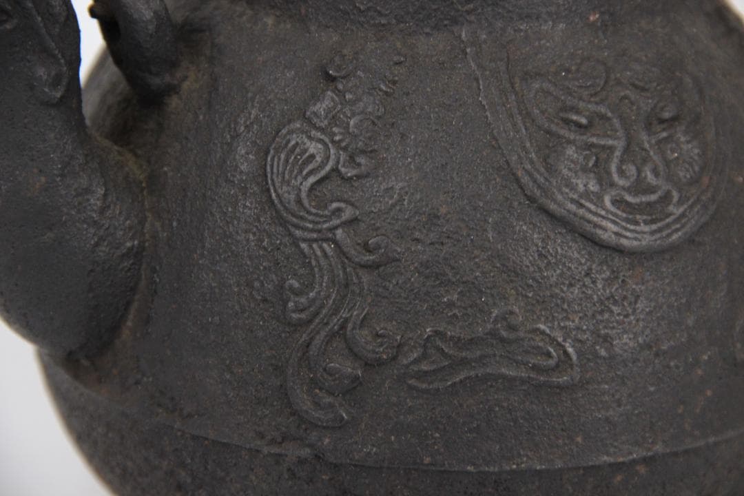 時代 鉄瓶 寿龍堂 造 饕餮紋 獣口 銅蓋 銀摘み　容量約900ml FJ9-1