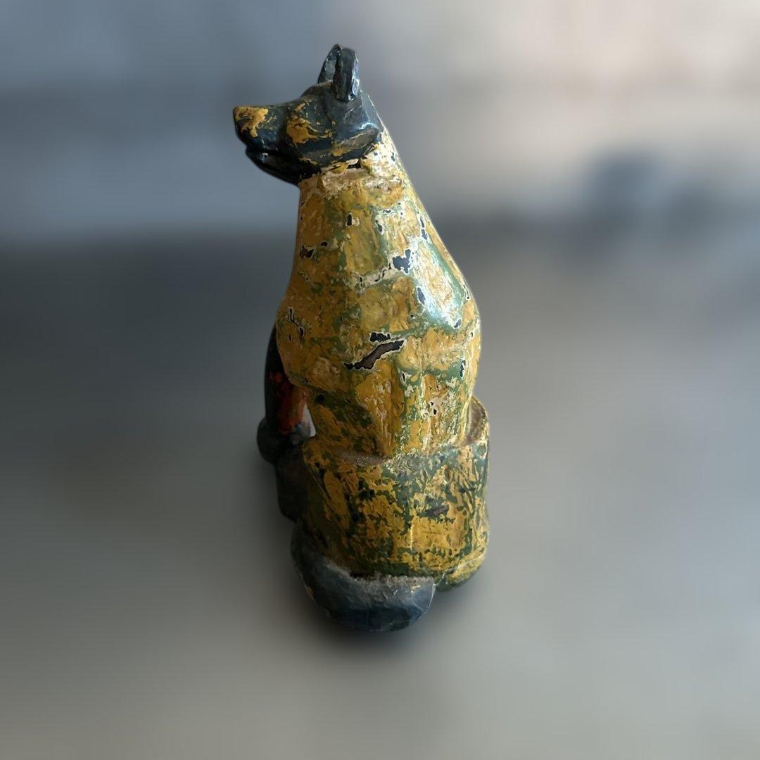 シュールな木製犬の置物 手作りアートスタイル