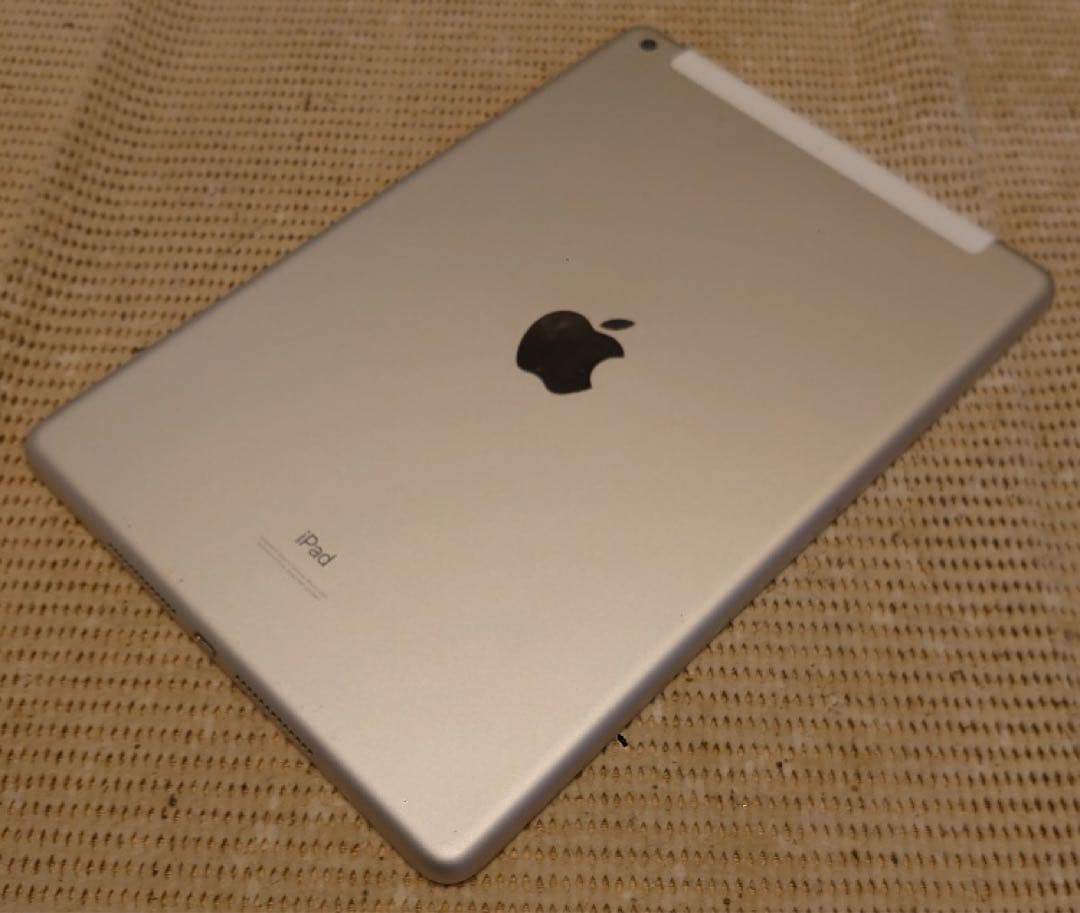 完動品SIMフリー液晶無傷iPad第8世代本体128GB送料込LQ1KR