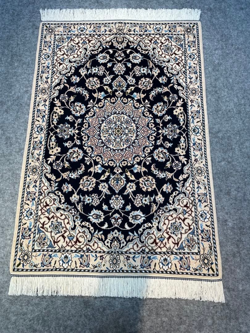 ！早いもの勝ち！イラン製 手織りペルシャ絨毯　ナイン　約81cm×118cm