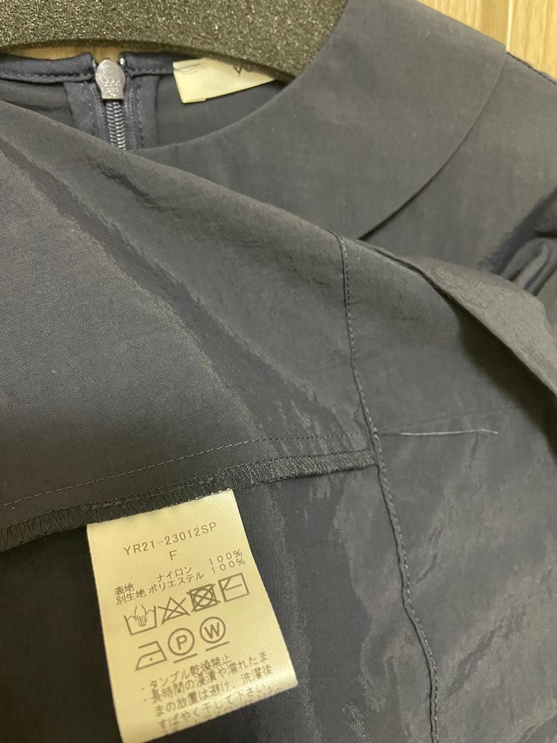 yori フラットカラーティアードブラウス　ネイビー