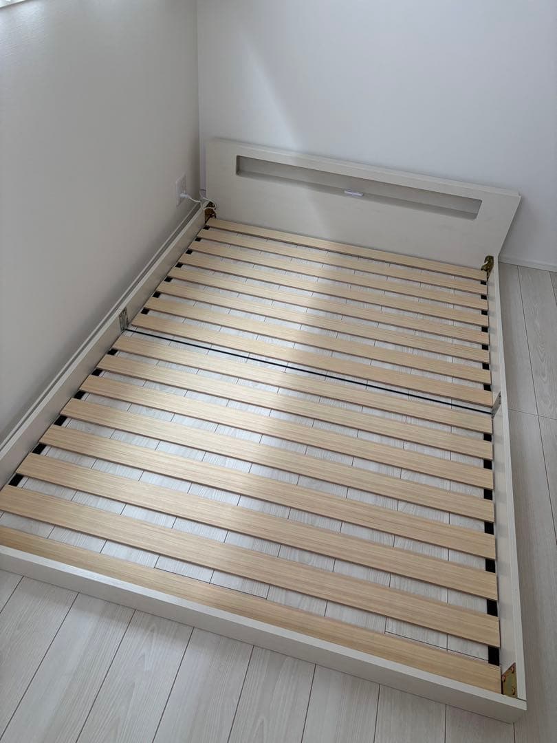 棚・コンセント・LED照明付きダブルベッド　ローベッド　ホワイト