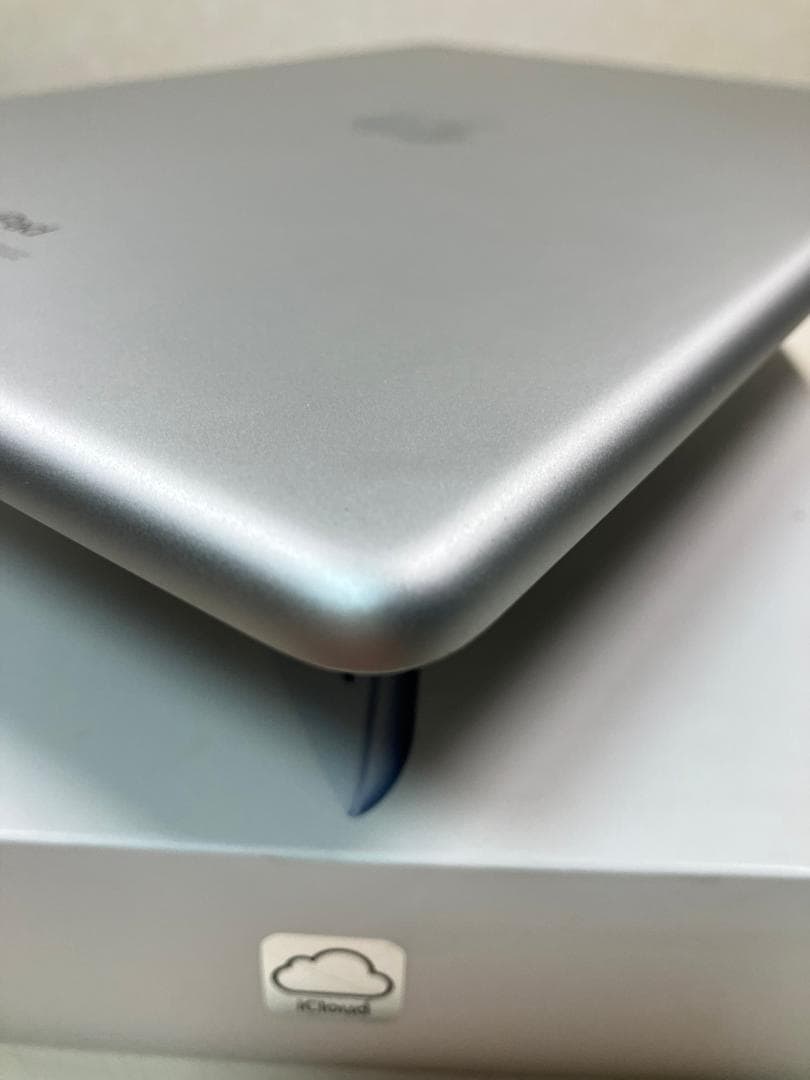 iPad 第8世代　128GB シルバー　Wi-Fiモデル　カバーガラス付