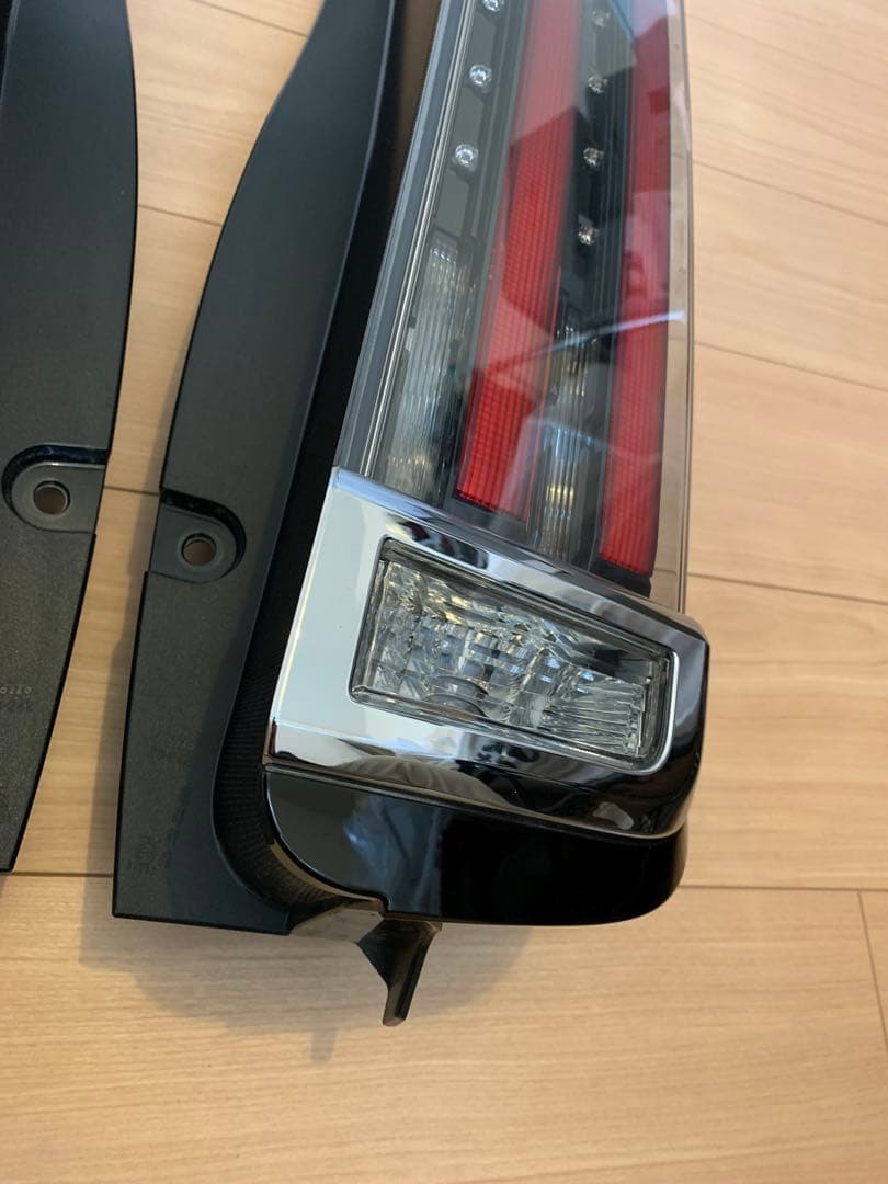 ノア 80 ZWR80W 純正LEDテールランプ 左右セット美品