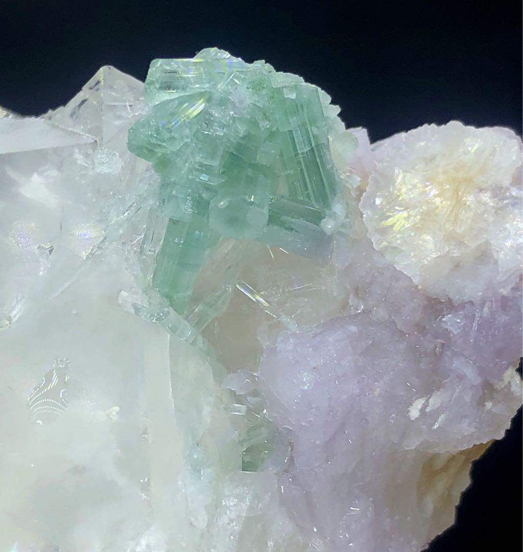 ピンクのレピドライト雲母が付いた、終端された水晶上のグリーントルマリンクラスター